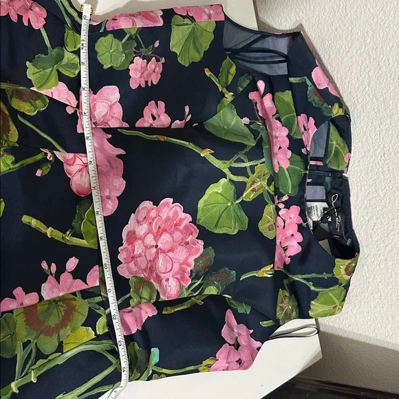 Oscar de la Renta
Geranium Print Belted Faille Dress in Pink/Navy - Picture 9 of 11